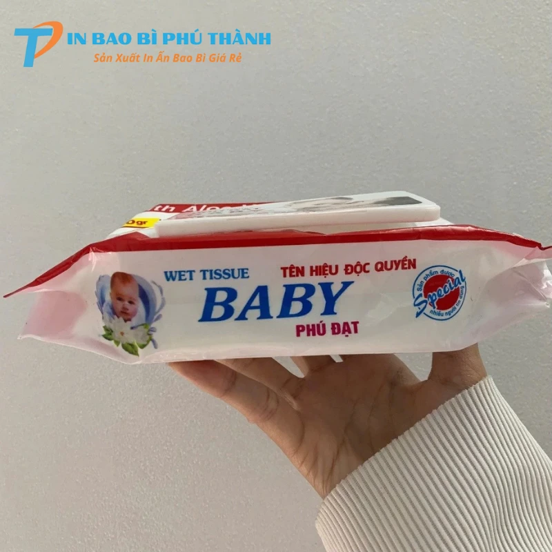 Lớp màng PE an toàn khi tiếp xúc khăn ướt